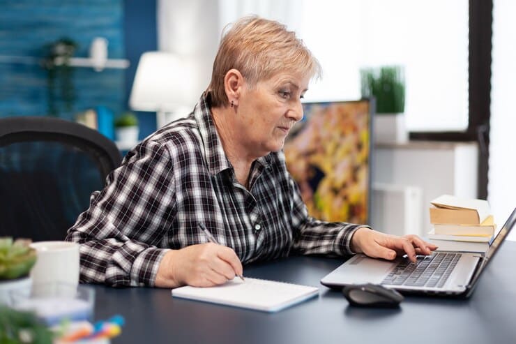 Acessibilidade na Internet - Senhora Estudando e Fazendo Anotações